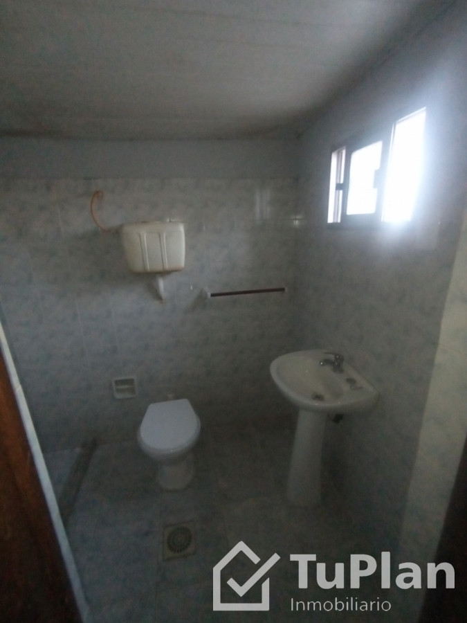 Casa ID.1948 - (5.350) Hermosa casa de tres dormitorios, barbacoa, entrada para vehículos con un apto de 1 dormitorio