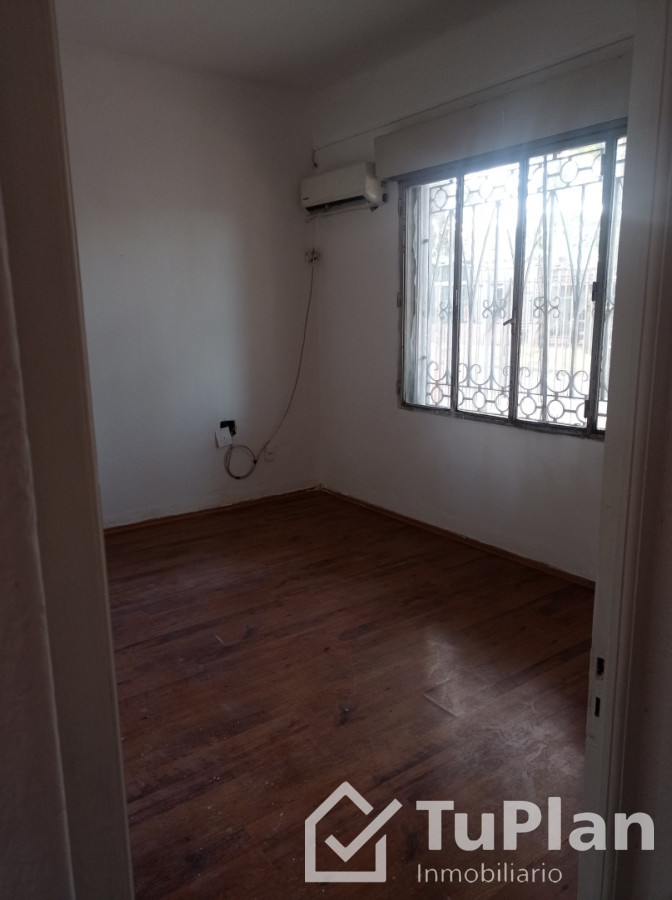 Casa ID.1948 - (5.350) Hermosa casa de tres dormitorios, barbacoa, entrada para vehículos con un apto de 1 dormitorio