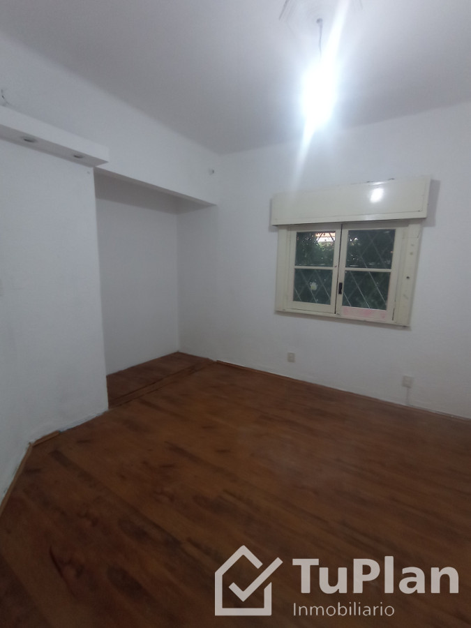 Casa ID.1948 - (5.350) Hermosa casa de tres dormitorios, barbacoa, entrada para vehículos con un apto de 1 dormitorio