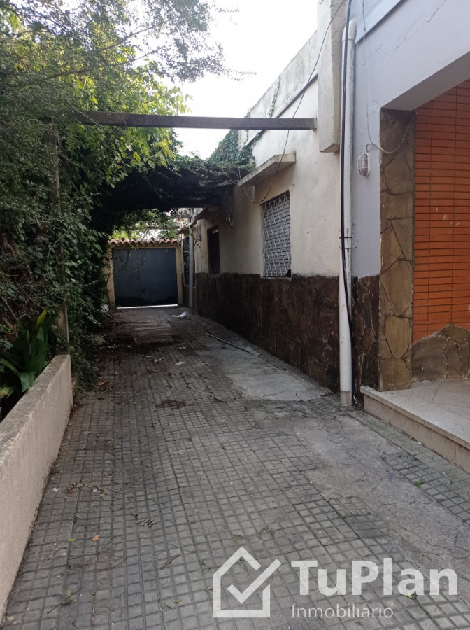 Casa ID.1948 - (5.350) Hermosa casa de tres dormitorios, barbacoa, entrada para vehículos con un apto de 1 dormitorio