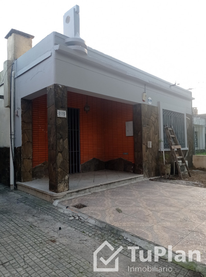 Casa ID.1948 - (5.350) Hermosa casa de tres dormitorios, barbacoa, entrada para vehículos con un apto de 1 dormitorio