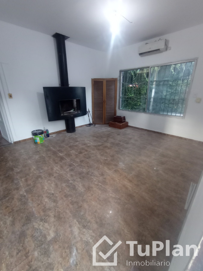 Casa ID.1948 - (5.350) Hermosa casa de tres dormitorios, barbacoa, entrada para vehículos con un apto de 1 dormitorio