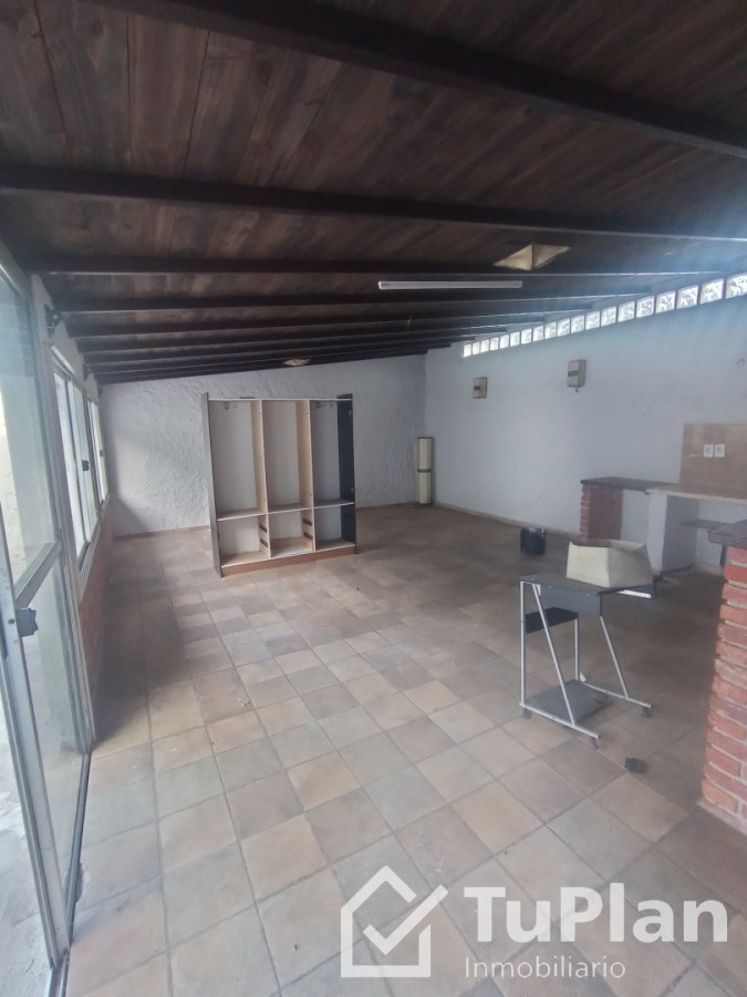 Casa ID.1948 - (5.350) Hermosa casa de tres dormitorios, barbacoa, entrada para vehículos con un apto de 1 dormitorio