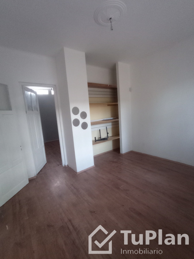 Casa ID.1948 - (5.350) Hermosa casa de tres dormitorios, barbacoa, entrada para vehículos con un apto de 1 dormitorio