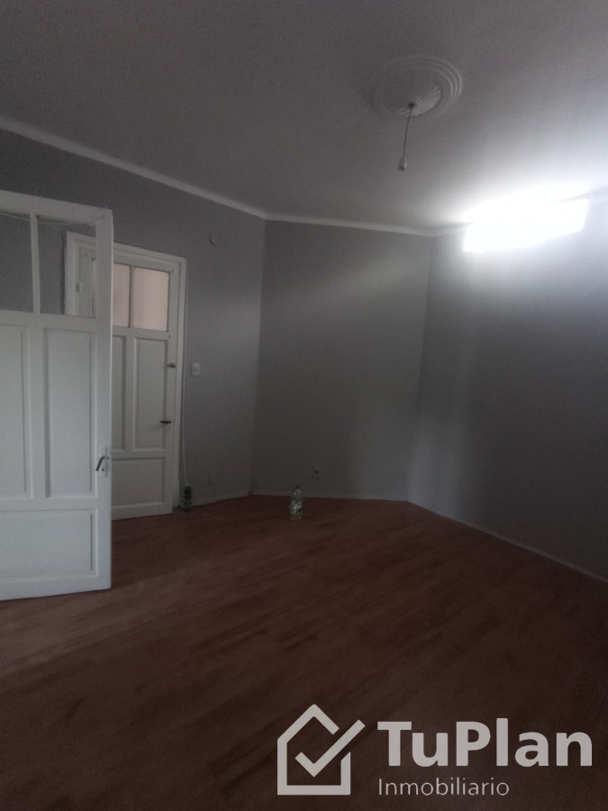 Casa ID.1948 - (5.350) Hermosa casa de tres dormitorios, barbacoa, entrada para vehículos con un apto de 1 dormitorio