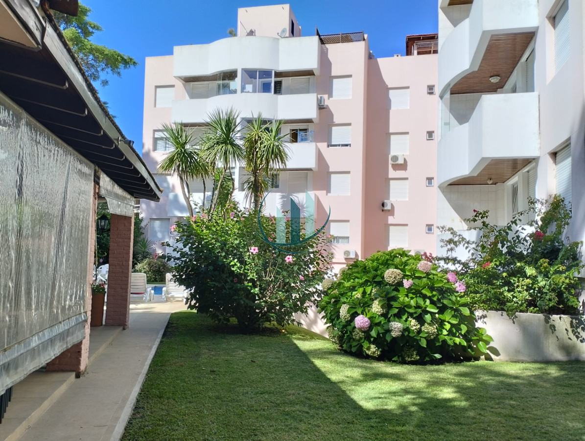 Apartamento ID.588 - A pasos del mar apartamento de 2 dormitorios con hermosa vista al jardín