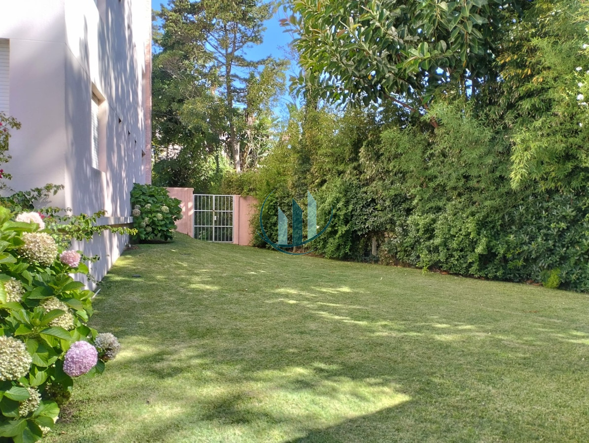 Apartamento ID.588 - A pasos del mar apartamento de 2 dormitorios con hermosa vista al jardín