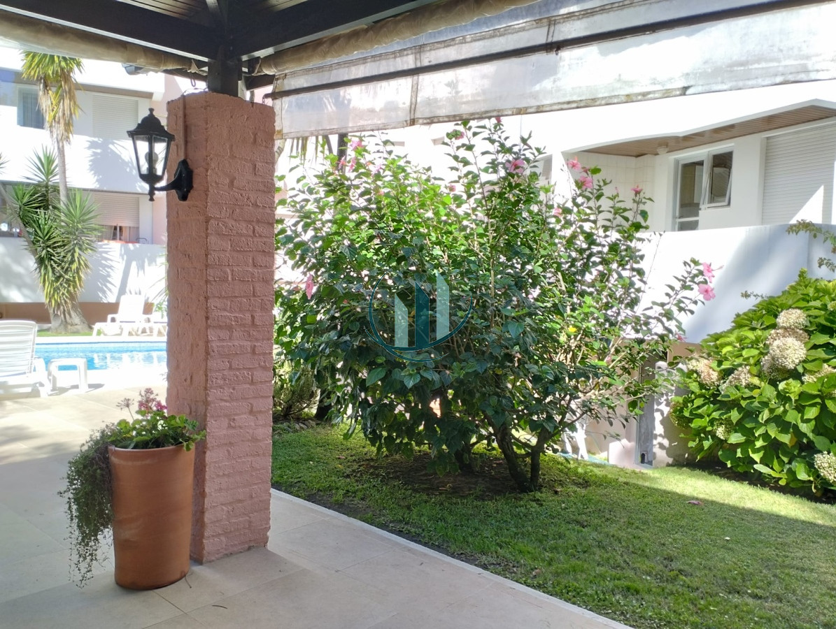 Apartamento ID.588 - A pasos del mar apartamento de 2 dormitorios con hermosa vista al jardín