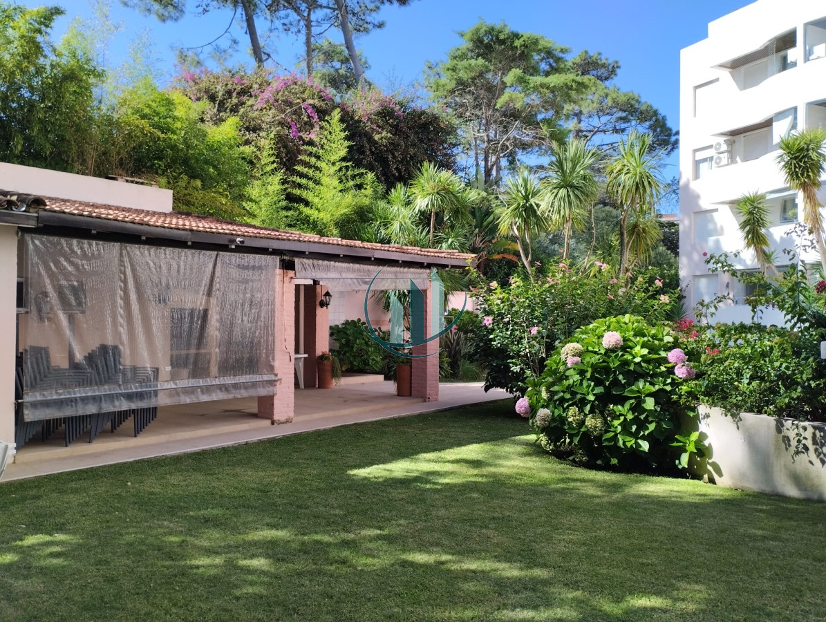 Apartamento ID.588 - A pasos del mar apartamento de 2 dormitorios con hermosa vista al jardín