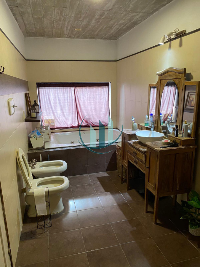 Casa ID.654 - Se vende hermosa casa en Lausana + apartamento de 1 dormitorio