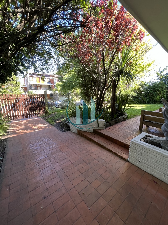Casa ID.290 - ALQUILER DE VERANO - Casa de 4 dormitorios en playa Mansa a 300mt del mar
