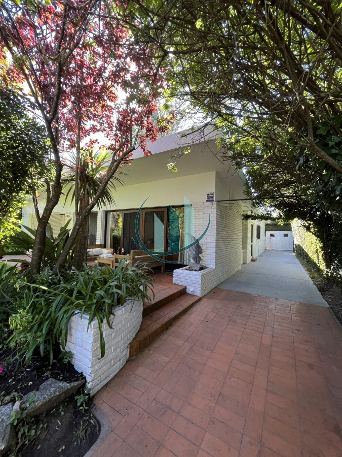 Casa ID.290 - ALQUILER DE VERANO - Casa de 4 dormitorios en playa Mansa a 300mt del mar