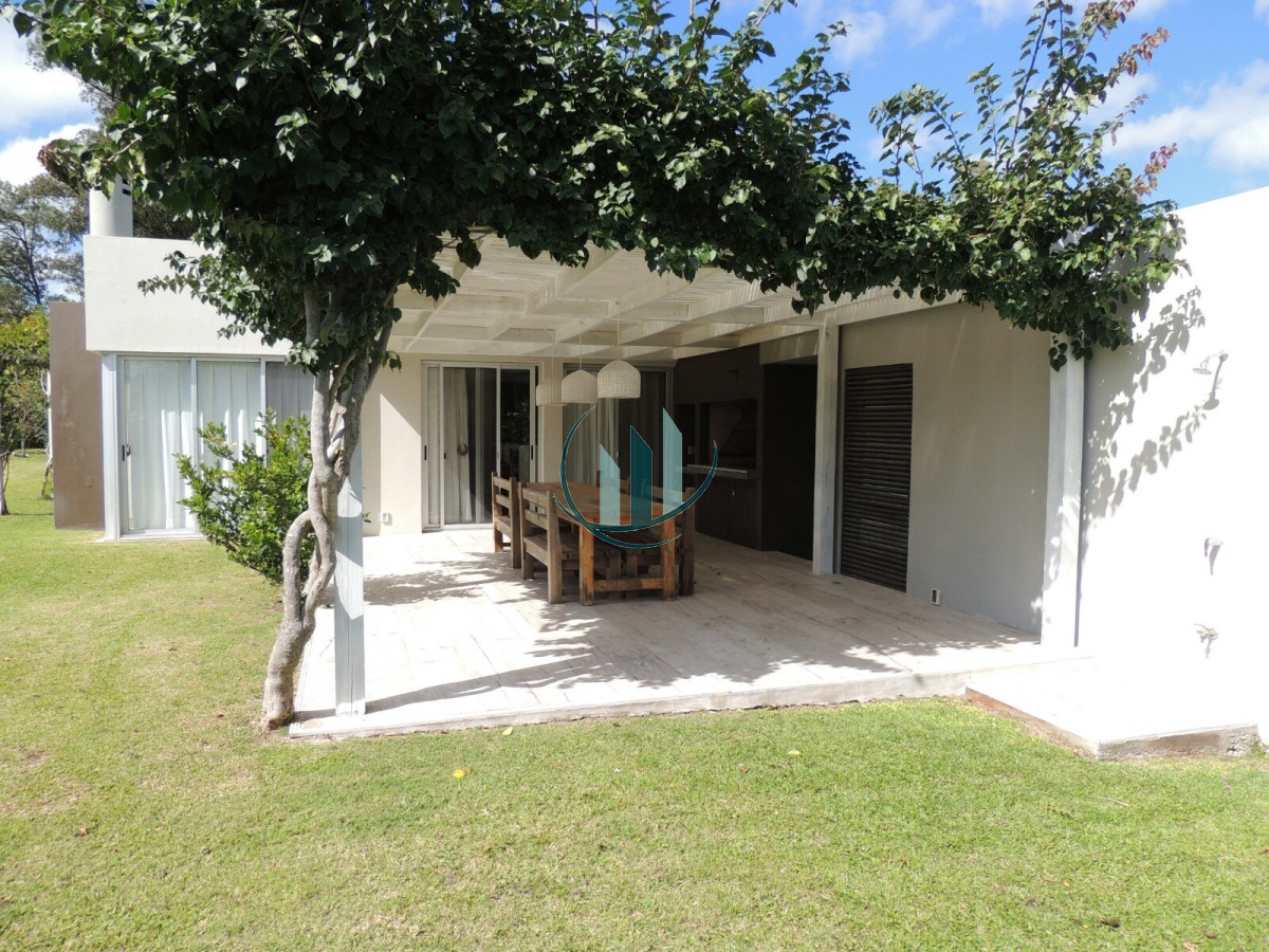 Casa ID.280 - ALQUILER DE TEMPORADA La Barra Casa 4 dormitorios a 500mt de la playa 