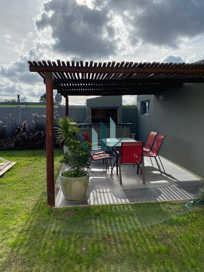 Casa ID.654 - Se vende hermosa casa en Lausana + apartamento de 1 dormitorio