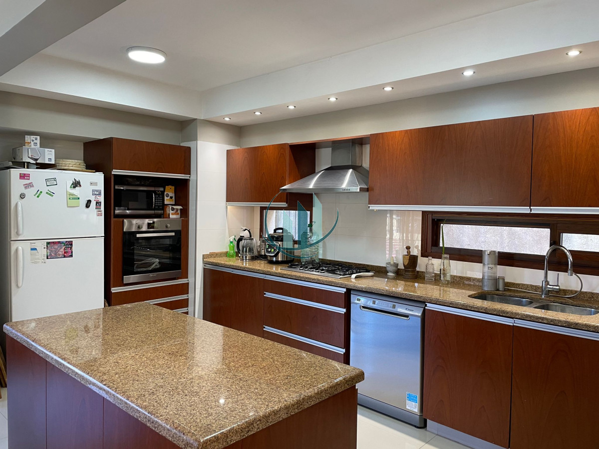 Casa ID.350 - Muy buena casa en Carrasco Sur