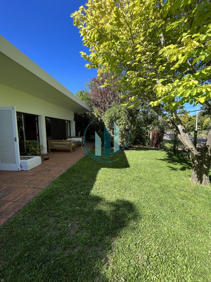 Casa ID.290 - ALQUILER DE VERANO - Casa de 4 dormitorios en playa Mansa a 300mt del mar