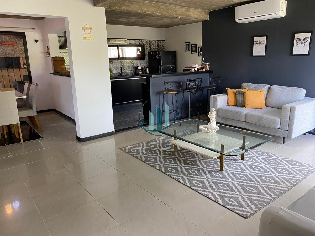 Casa ID.654 - Se vende hermosa casa en Lausana + apartamento de 1 dormitorio