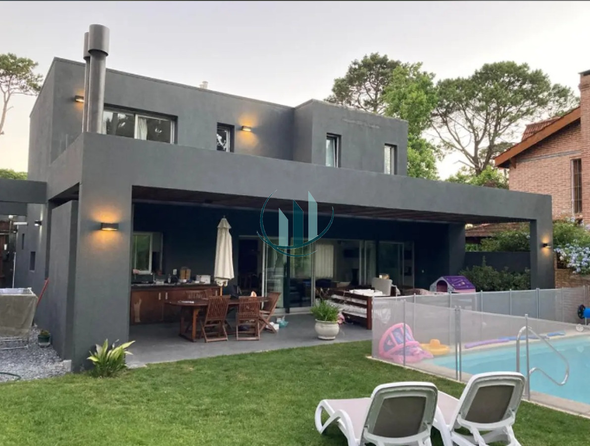 Casa ID.629 - ALQUILER ANUAL Casa 3 Dormitorios con piscina climatizada Playa Mansa, Cantegril