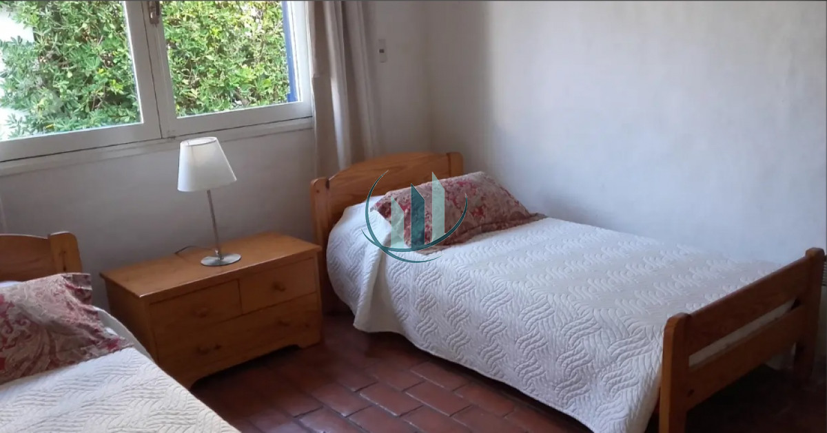 Casa ID.283 - ALQUILER DE TEMPORADA - Casa a 200mts de la playa en La Barra 4 dormitorios con Jardín y Parrillero