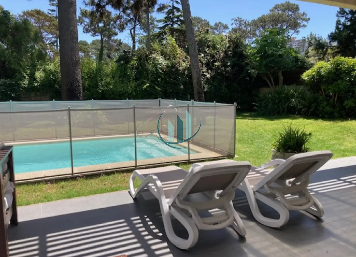 Casa ID.629 - ALQUILER ANUAL Casa 3 Dormitorios con piscina climatizada Playa Mansa, Cantegril