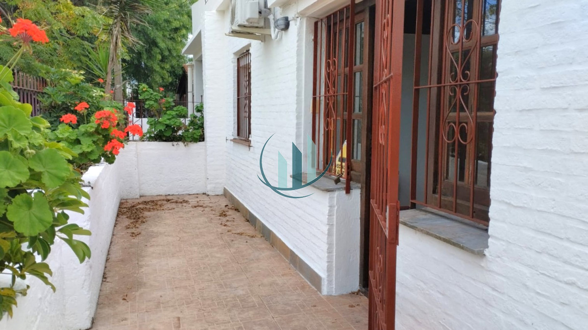 Casa ID.791 - Oportunidad!! ALQUILER ANUAL - Amplia Casa de 2 Dormitorios - Barrio Rivera