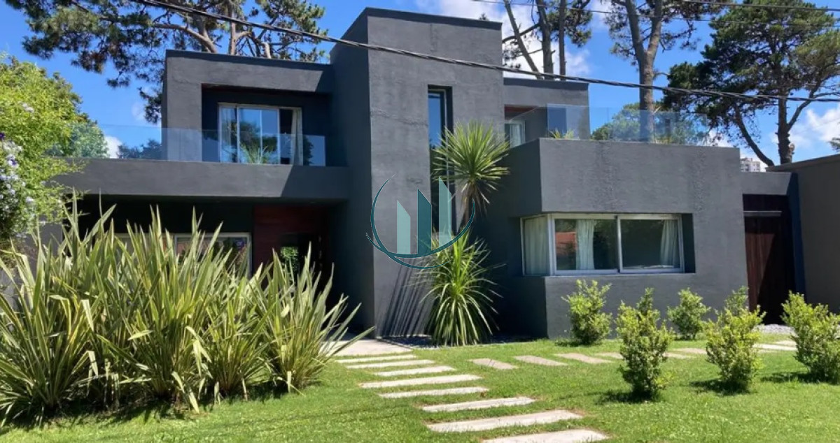 Casa ID.629 - ALQUILER ANUAL Casa 3 Dormitorios con piscina climatizada Playa Mansa, Cantegril