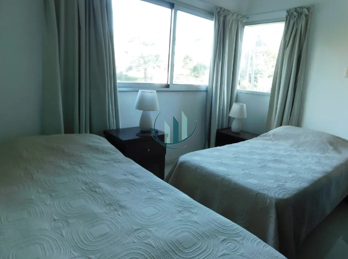 Casa ID.629 - ALQUILER ANUAL Casa 3 Dormitorios con piscina climatizada Playa Mansa, Cantegril