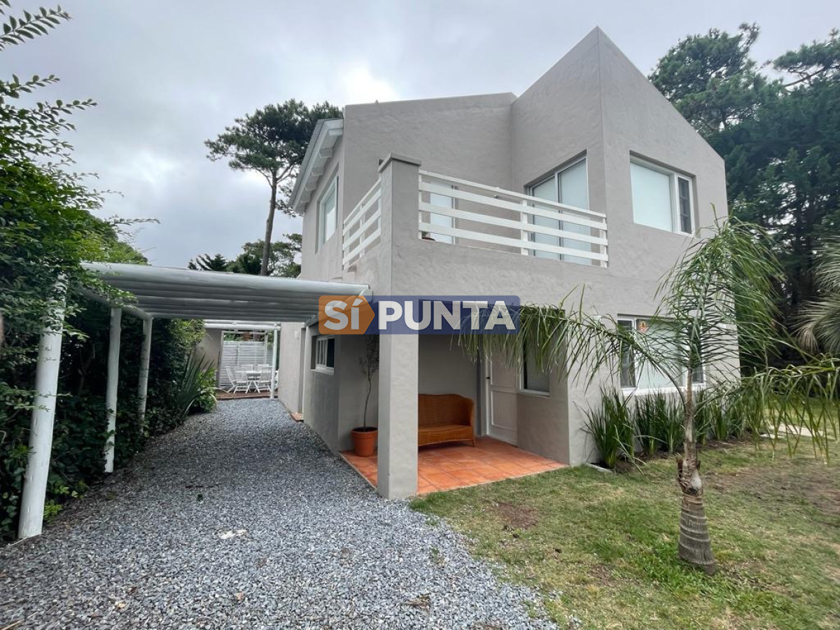 Casa en venta reciclada a estilo moderno, con amplio jardín en Montoya, La Barra - SPT10759C