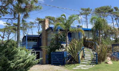 Casa bien ubicada con vistas al mar, piscina y amplio espacio exterior