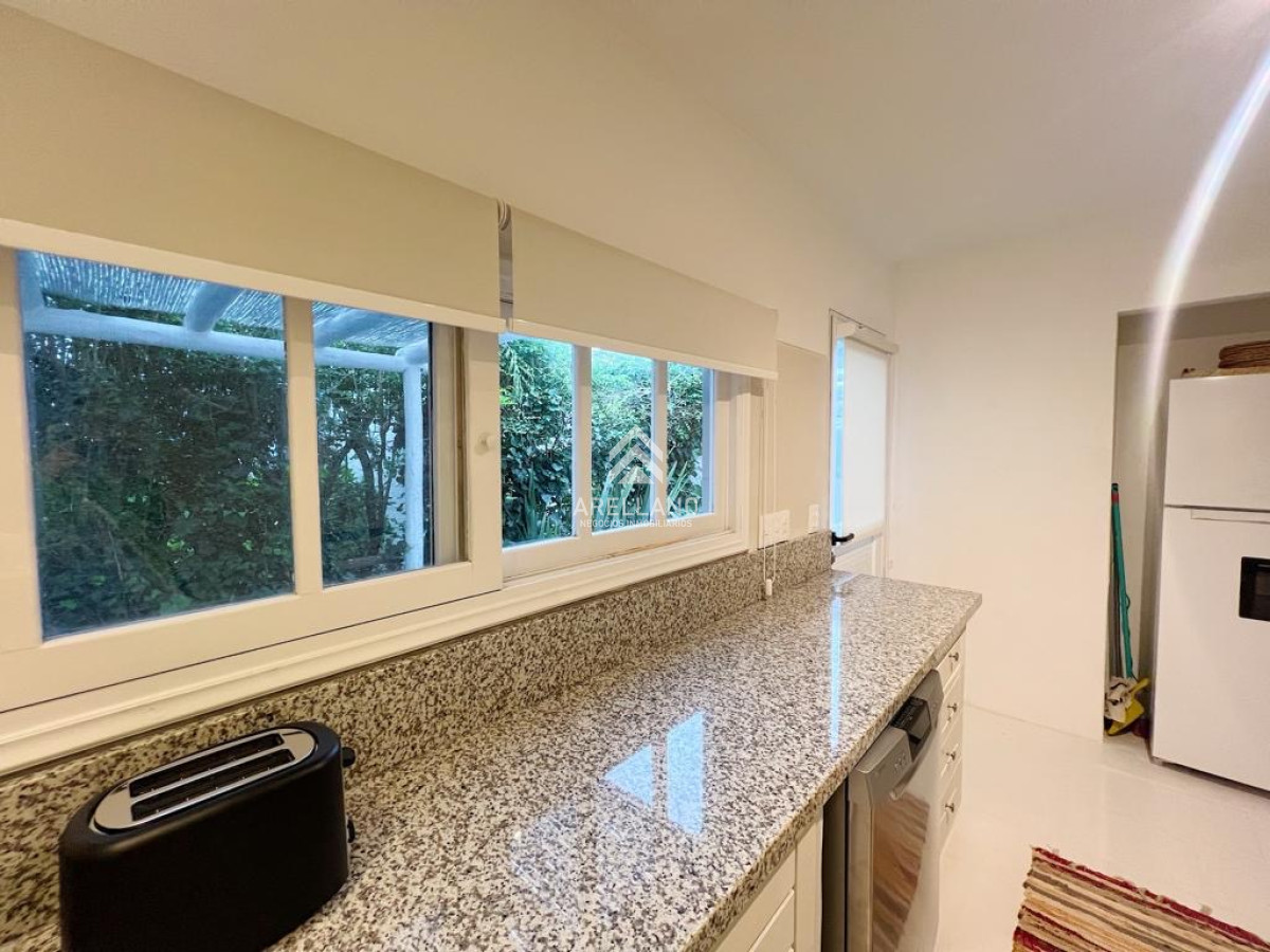 Casa ID.3680 - Casa en venta reciclada a estilo moderno, con amplio jardín en Montoya, La Barra