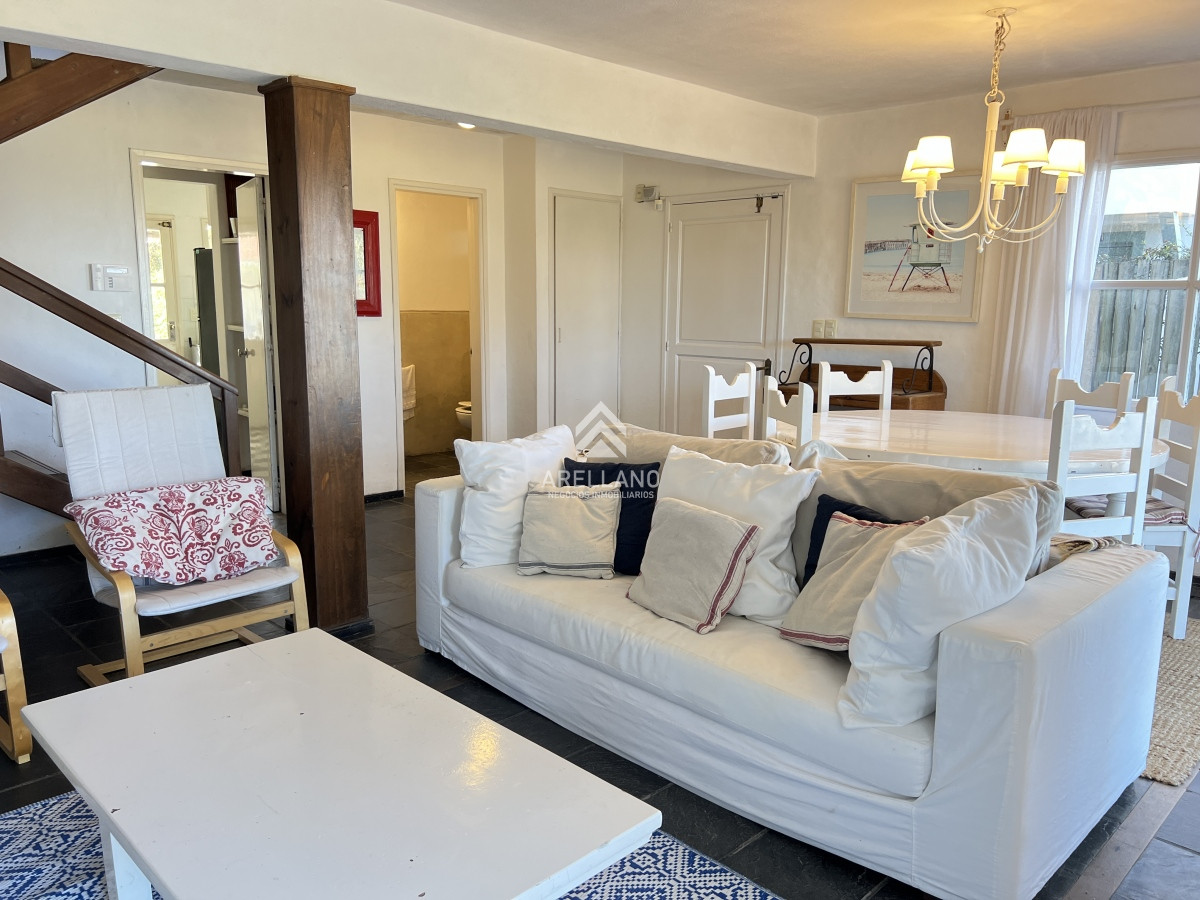 Casa ID.4599 - Casa en Montoya con excelente vista al mar, de 4 dormitorios más servicio 