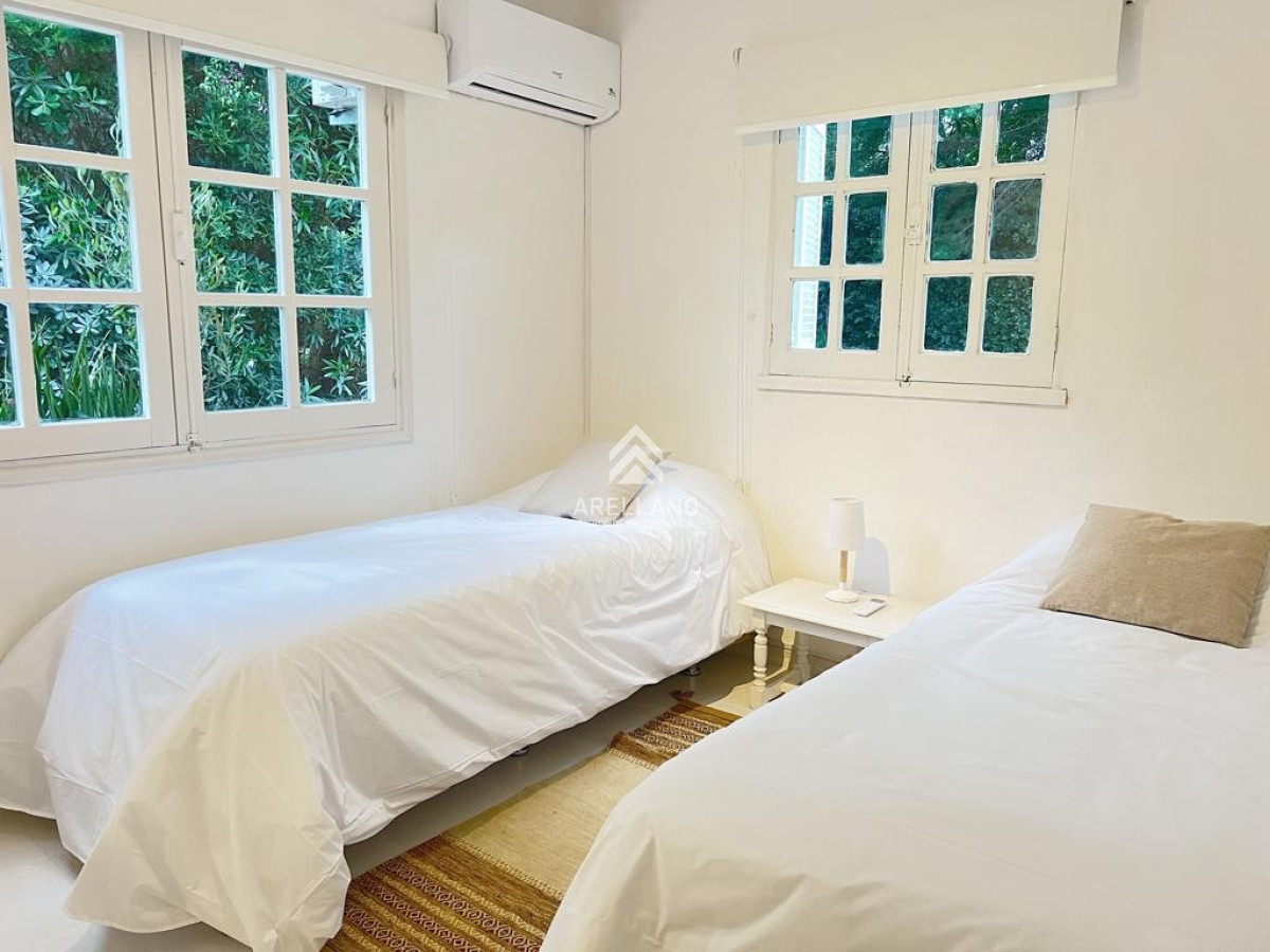 Casa ID.3680 - Casa en venta reciclada a estilo moderno, con amplio jardín en Montoya, La Barra