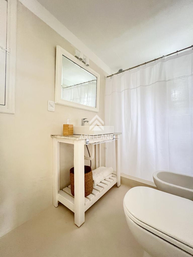 Casa ID.3680 - Casa en venta reciclada a estilo moderno, con amplio jardín en Montoya, La Barra