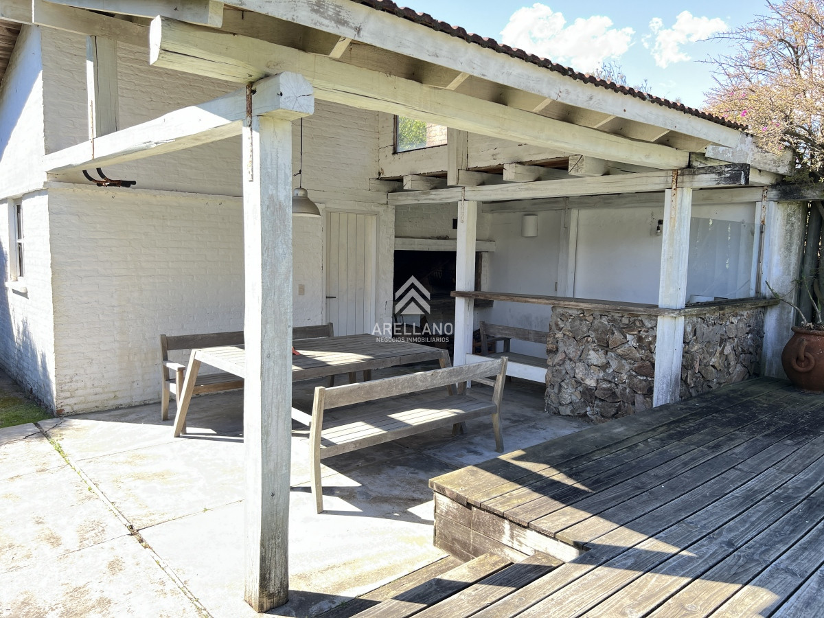 Casa ID.4599 - Casa en Montoya con excelente vista al mar, de 4 dormitorios más servicio 