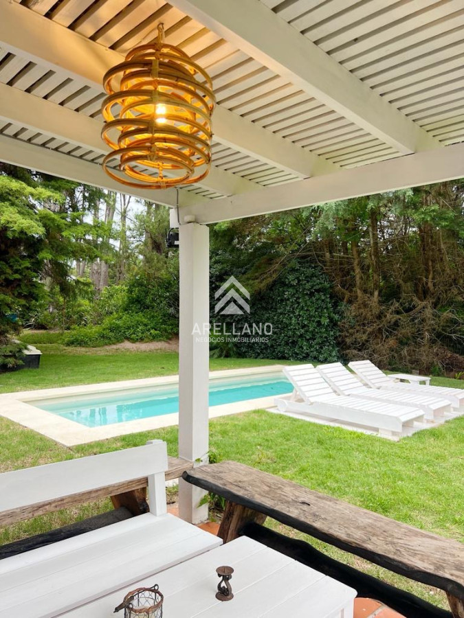 Casa ID.3680 - Casa en venta reciclada a estilo moderno, con amplio jardín en Montoya, La Barra