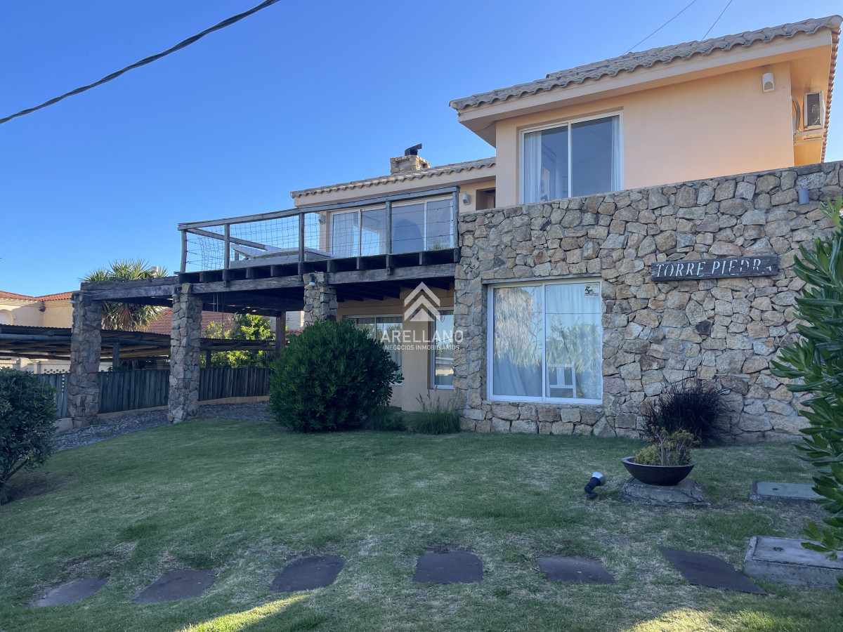 Casa ID.4602 - Casa de 4 dormitorios y servicio en venta a 1 cuadra de la playa El Chorro