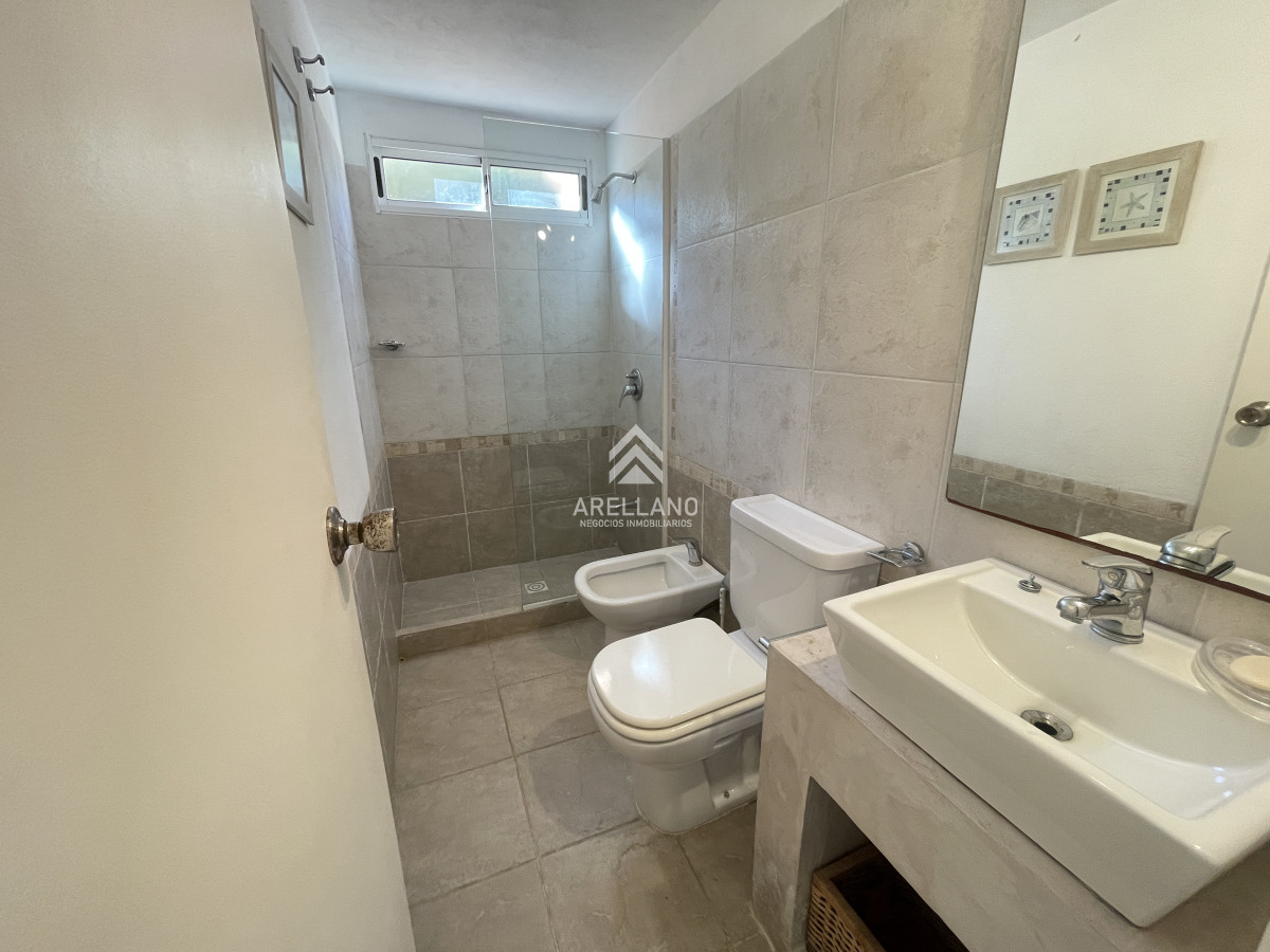 Casa ID.4602 - Casa de 4 dormitorios y servicio en venta a 1 cuadra de la playa El Chorro