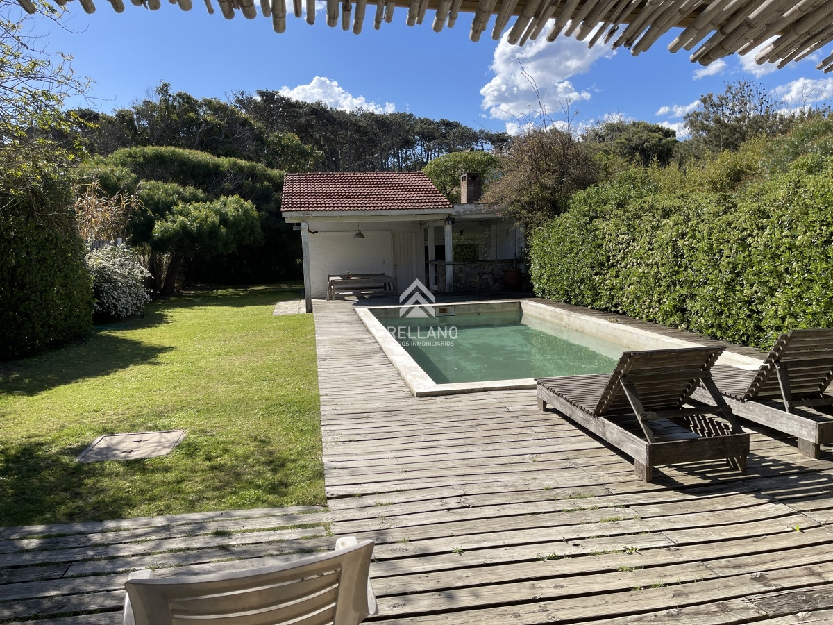 Casa ID.4599 - Casa en Montoya con excelente vista al mar, de 4 dormitorios más servicio 