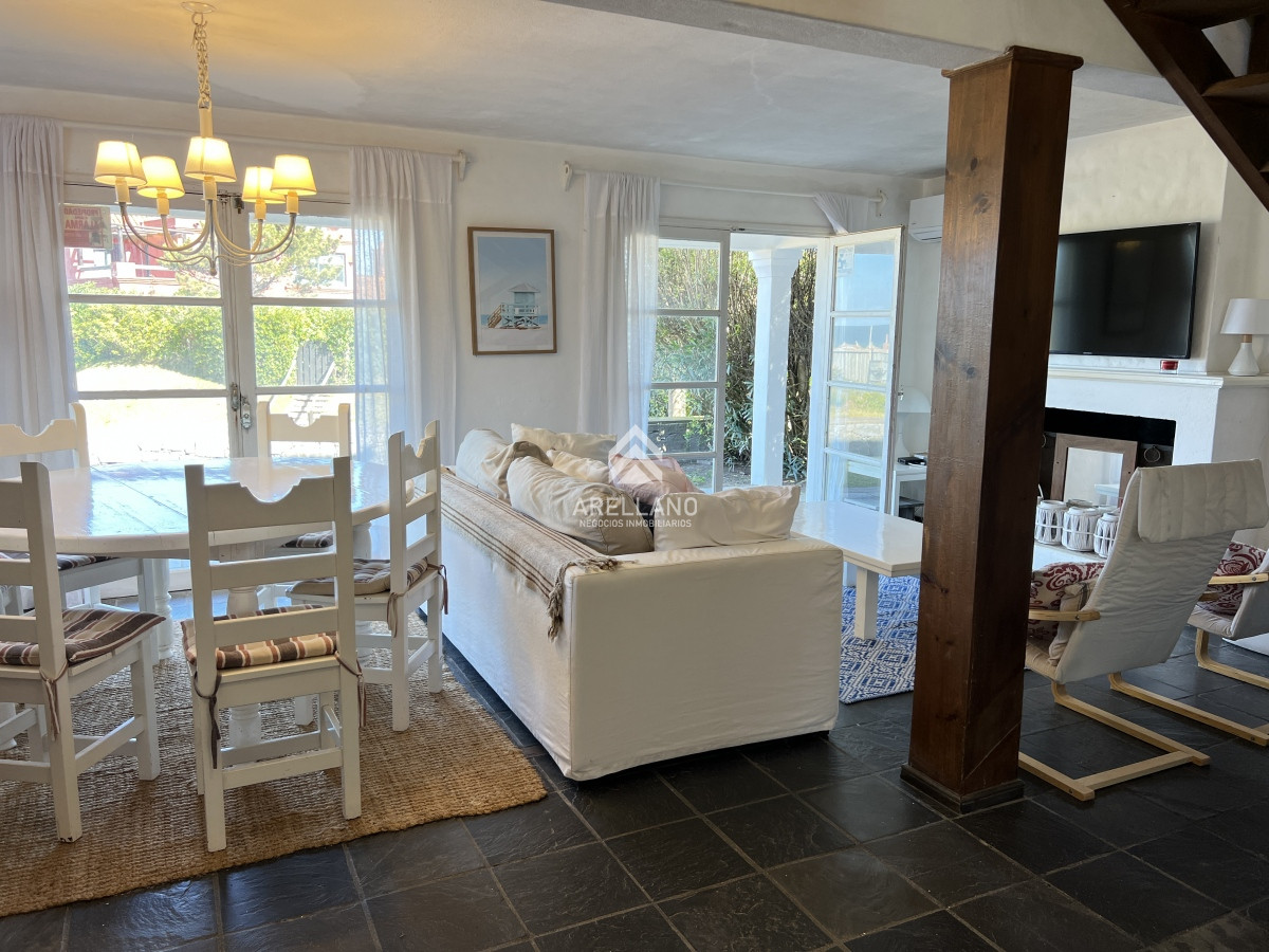 Casa ID.4599 - Casa en Montoya con excelente vista al mar, de 4 dormitorios más servicio 