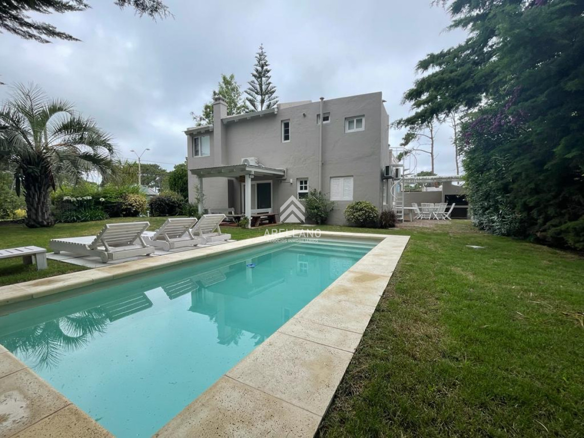Casa ID.3680 - Casa en venta reciclada a estilo moderno, con amplio jardín en Montoya, La Barra