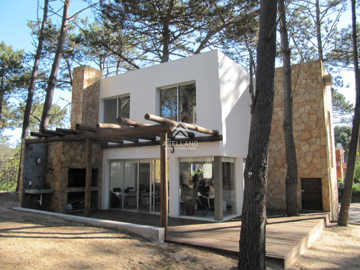 Casa ID.3639 - Moderna casa en venta de 3 dormitorios en Montoya, La Barra