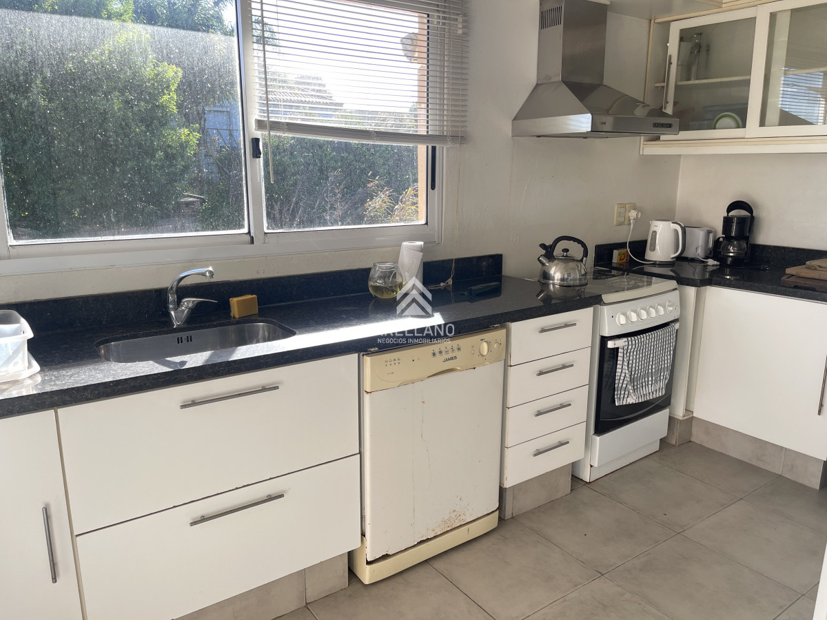 Casa ID.4602 - Casa de 4 dormitorios y servicio en venta a 1 cuadra de la playa El Chorro