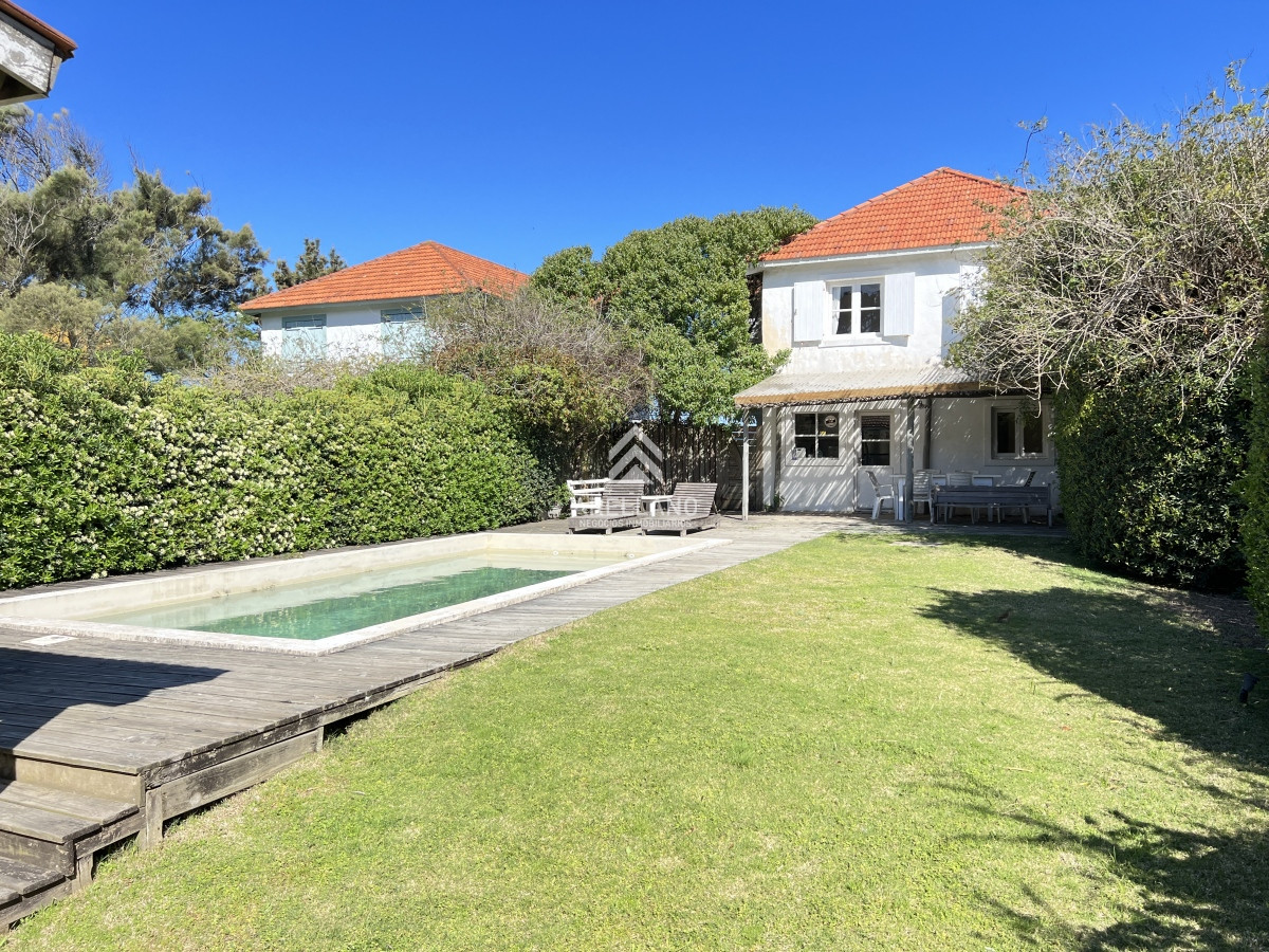 Casa ID.4599 - Casa en Montoya con excelente vista al mar, de 4 dormitorios más servicio 