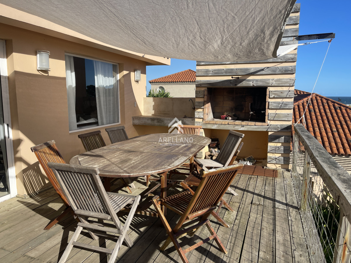 Casa ID.4602 - Casa de 4 dormitorios y servicio en venta a 1 cuadra de la playa El Chorro