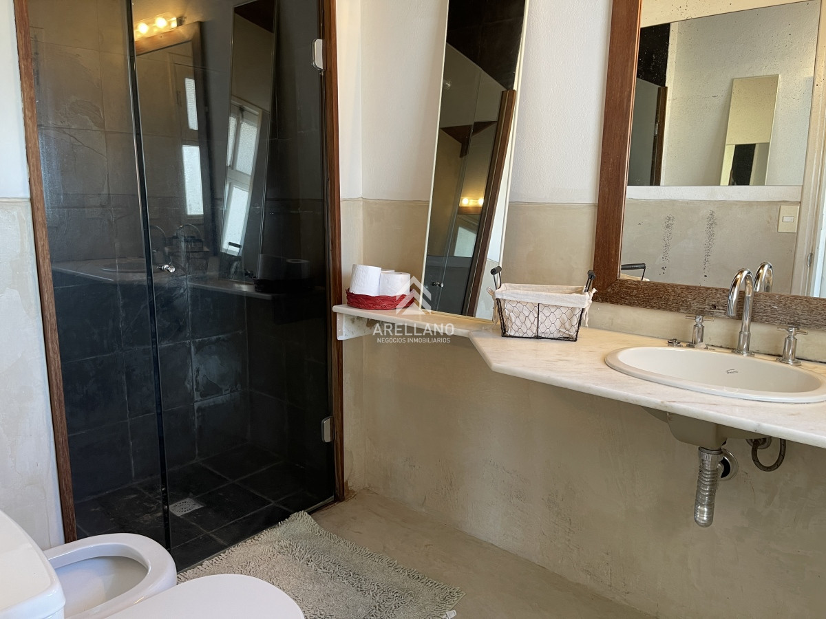 Casa ID.4599 - Casa en Montoya con excelente vista al mar, de 4 dormitorios más servicio 