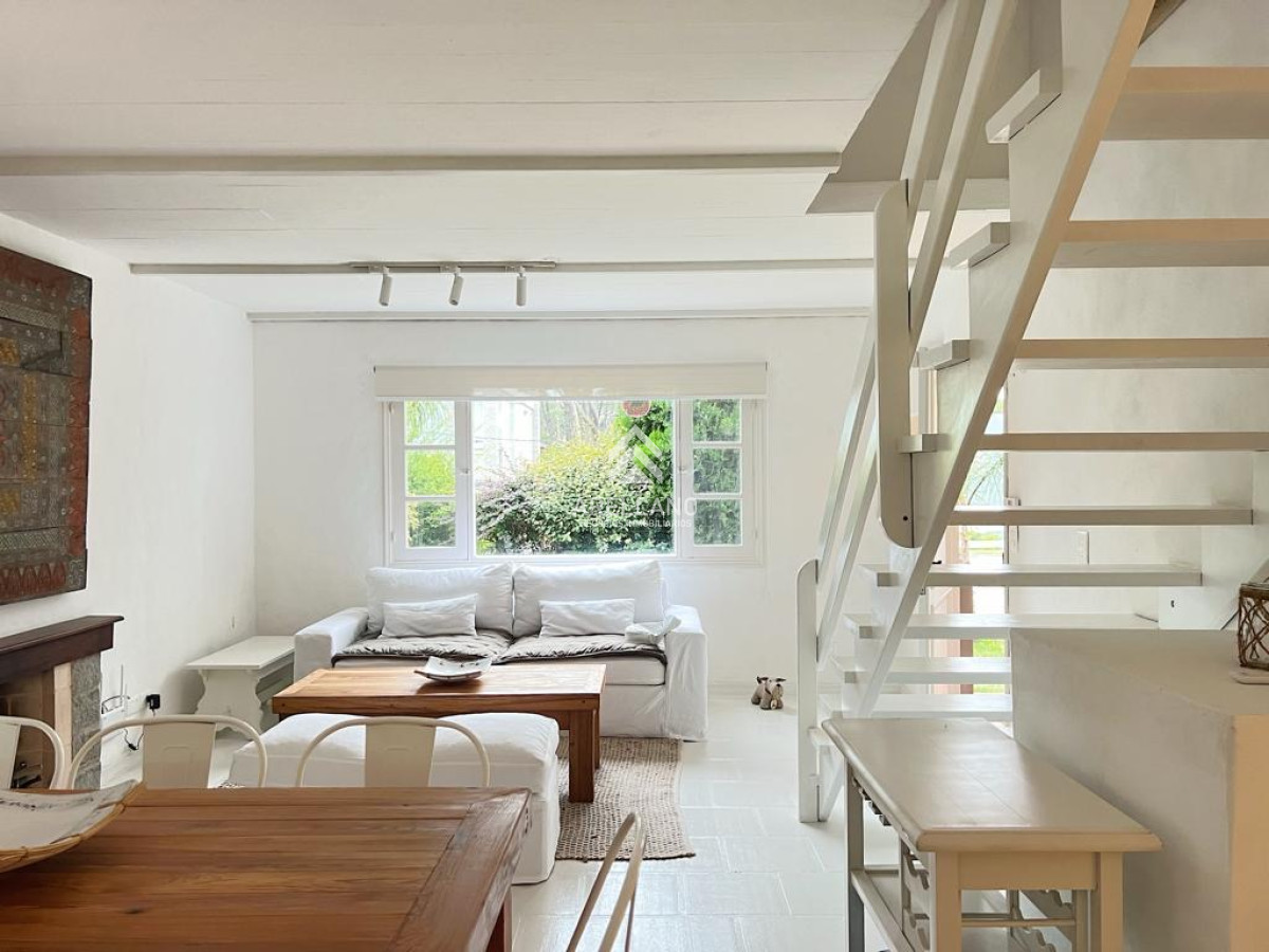Casa ID.3680 - Casa en venta reciclada a estilo moderno, con amplio jardín en Montoya, La Barra