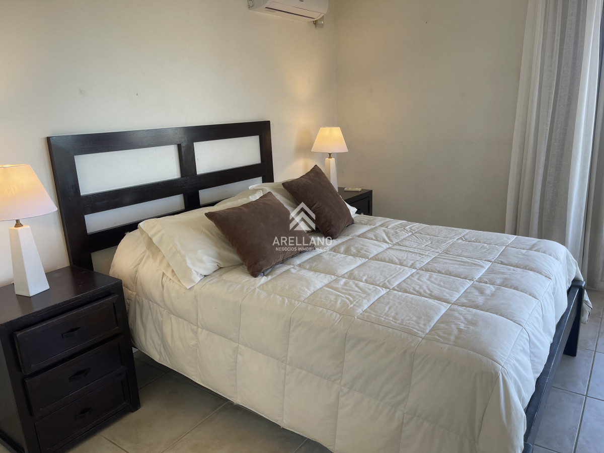 Casa ID.4602 - Casa de 4 dormitorios y servicio en venta a 1 cuadra de la playa El Chorro