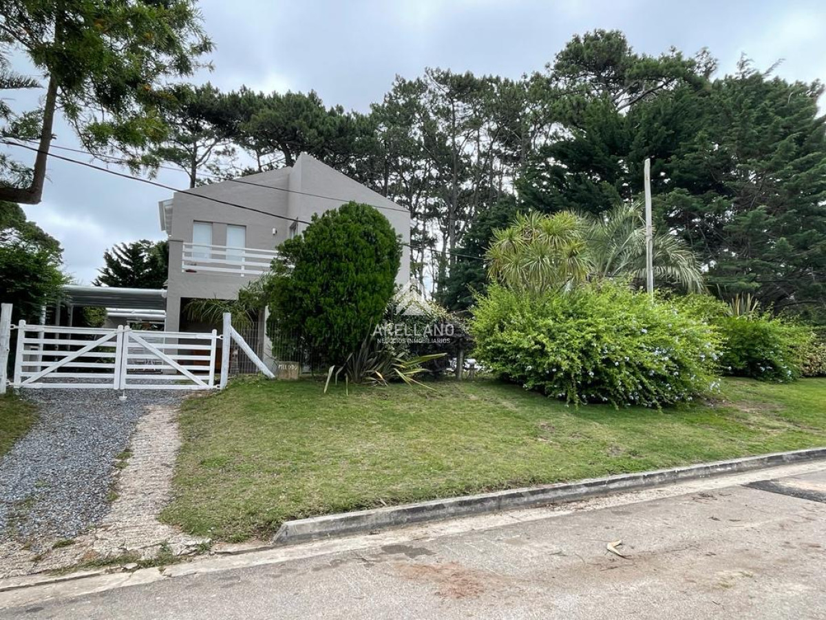 Casa ID.3680 - Casa en venta reciclada a estilo moderno, con amplio jardín en Montoya, La Barra