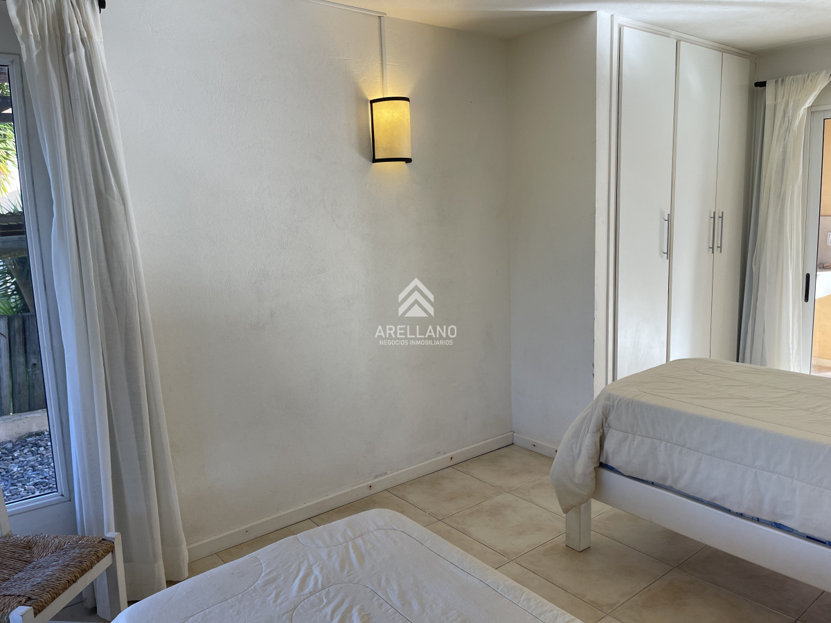 Casa ID.4602 - Casa de 4 dormitorios y servicio en venta a 1 cuadra de la playa El Chorro