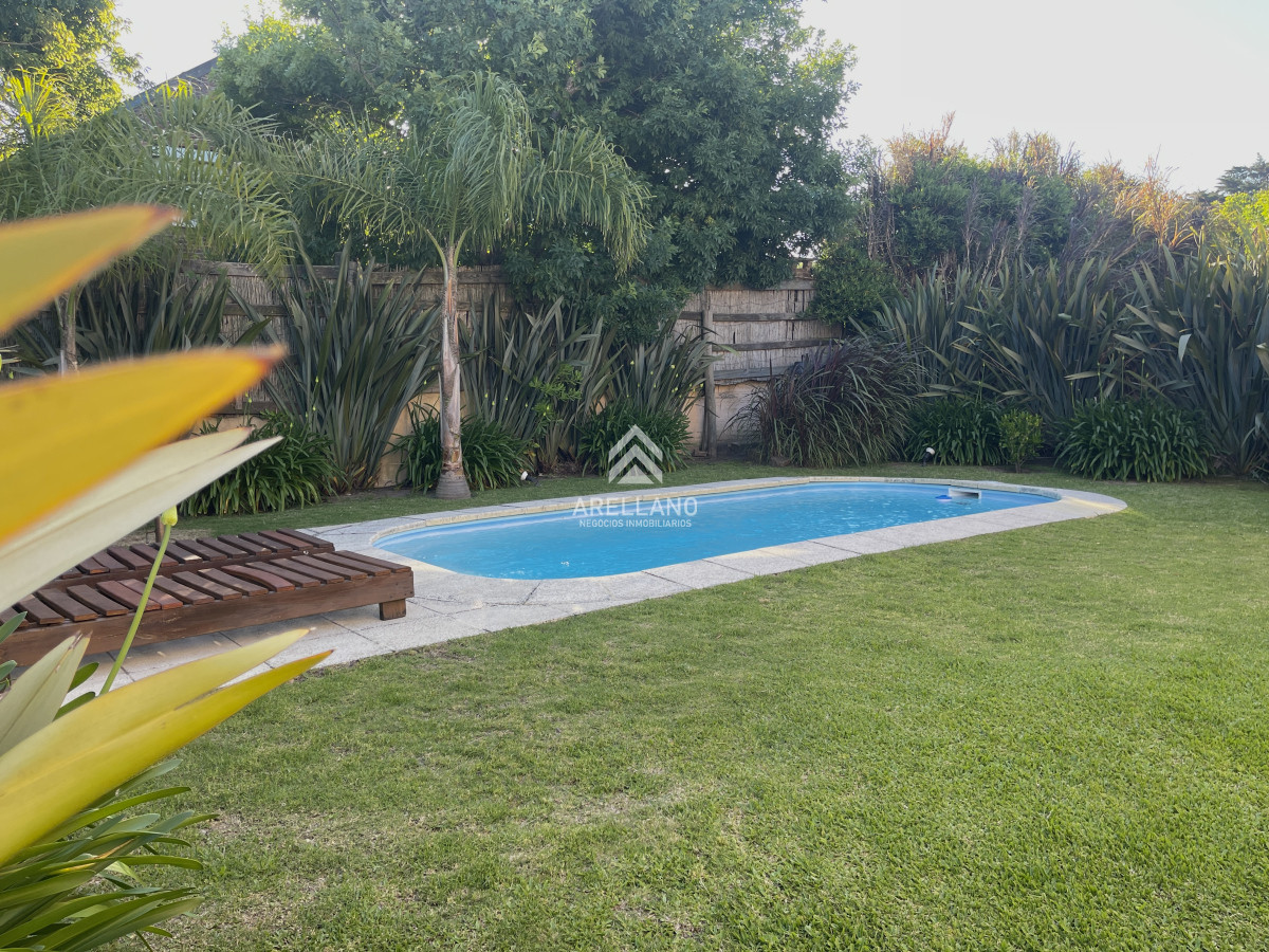 Casa ID.4602 - Casa de 4 dormitorios y servicio en venta a 1 cuadra de la playa El Chorro